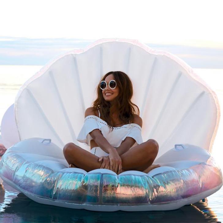 Disfruta el verano relajándote en la piscina como una diosa marina en este flotador de perla