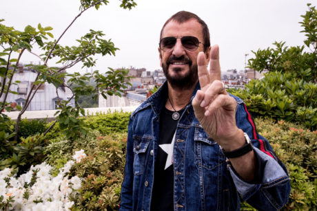 RINGO STARR ANUNCIA SU 79 CUMPLEAÑOS DE "AMOR Y PAZ"