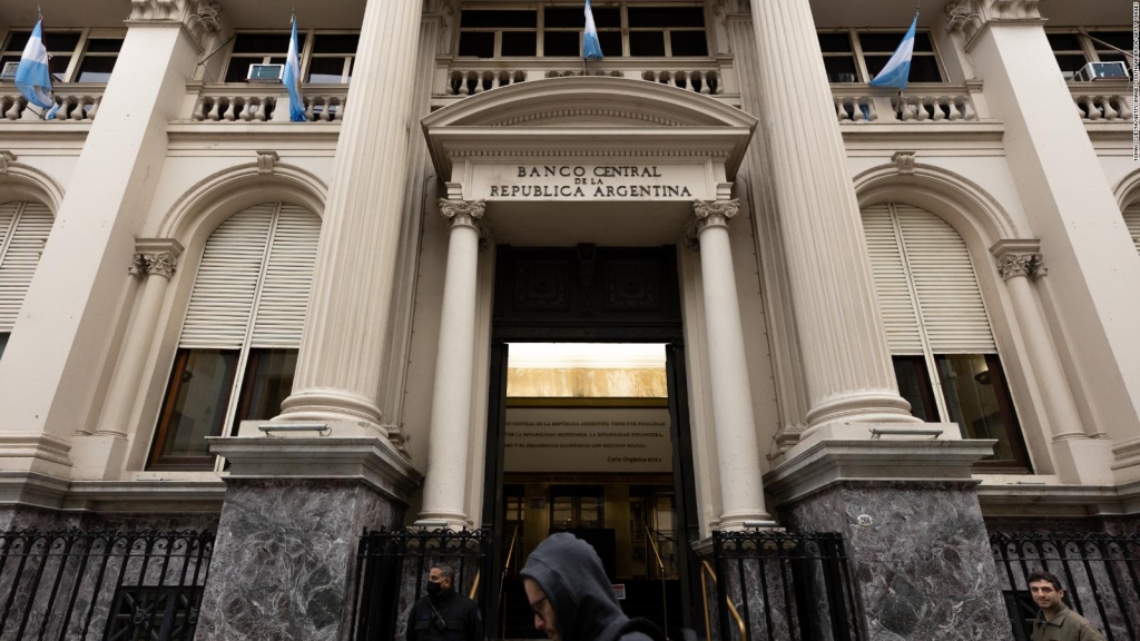¿Qué deberían hacer los argentinos ante la devaluación del peso?