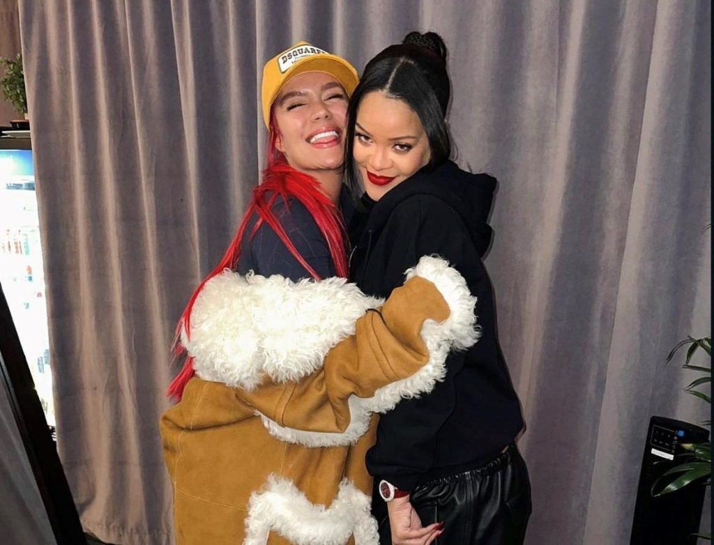Karol G y Rihanna se conocieron y terminaron hablando en español
