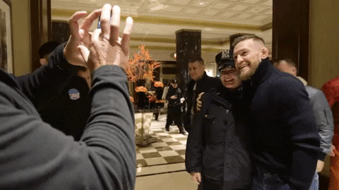 persona tomando foto con celular a conor mcgregor mientras graba video.- Blog Hola Telcel