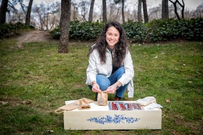 Inés Sánchez embolsa uno de los patés de SWgourmet sobre una de las cajas de jamón decoradas por su madre.