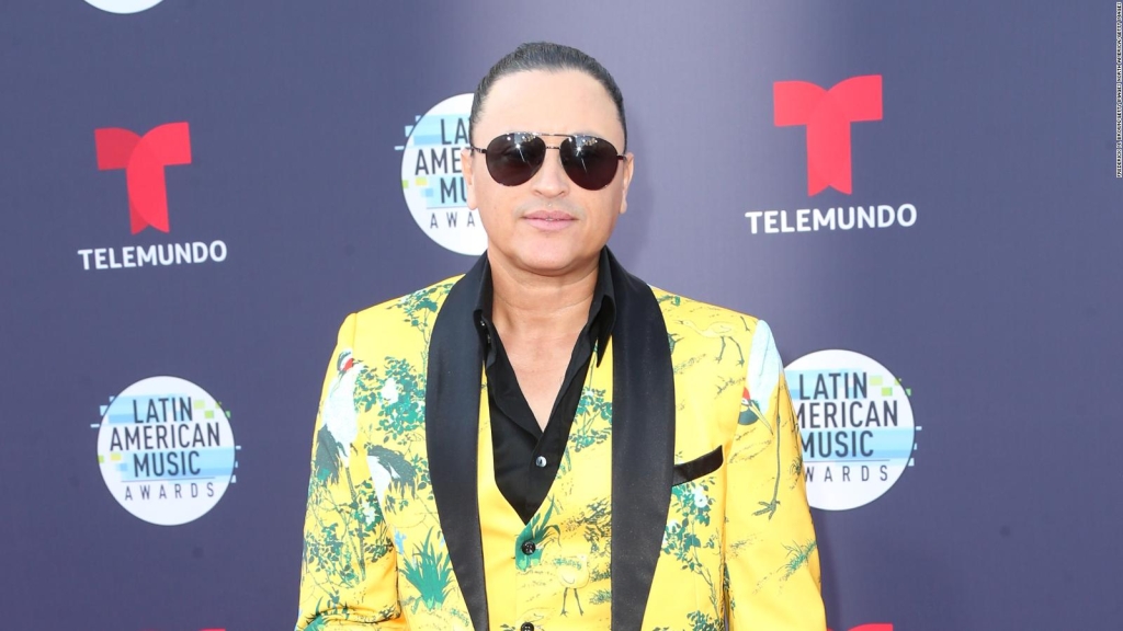 Elvis Crespo cambia de imagen