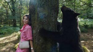 "Cocaine Bear" saca partido al título sin dar mucho de sí (reseña)