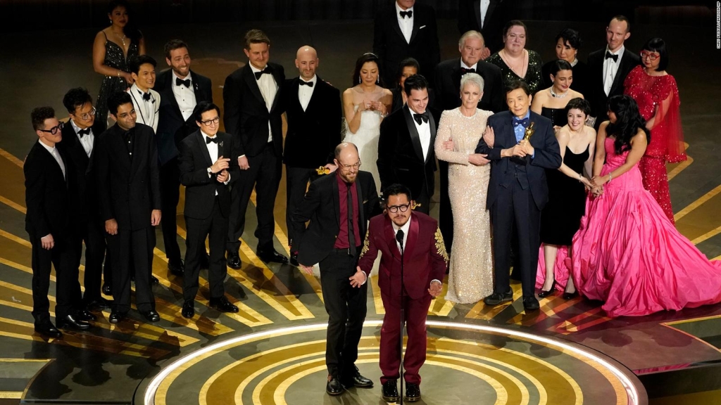 'Para todos los niños y niñas que se parecen a mí': 'Everything Everywhere All At Once' triunfa en los Oscar