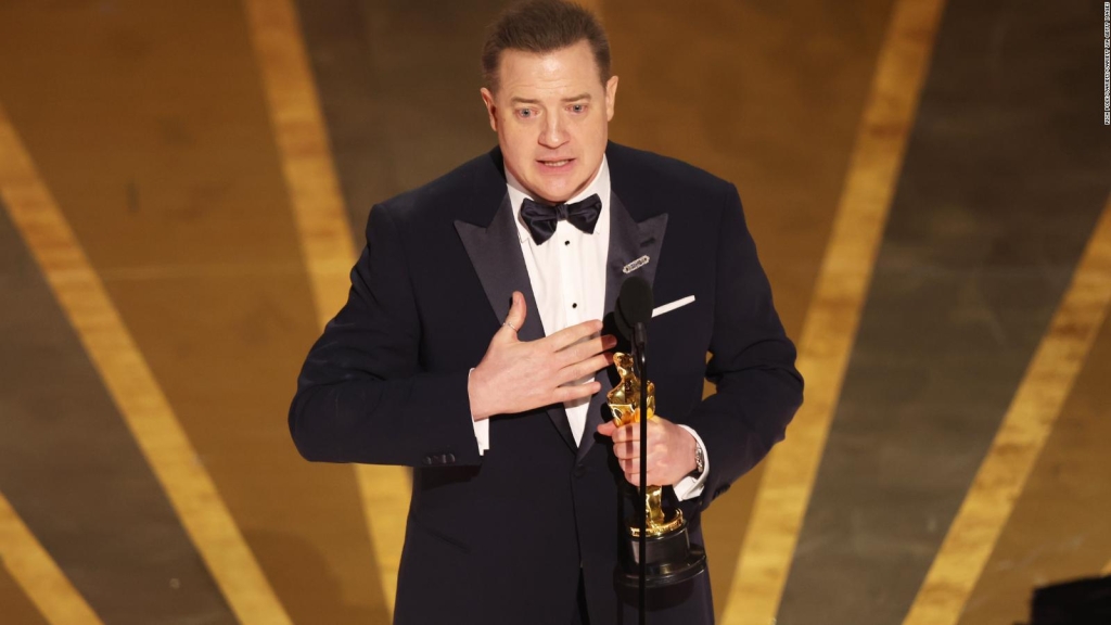 Brendan Fraser llora al recibir un Oscar como mejor actor