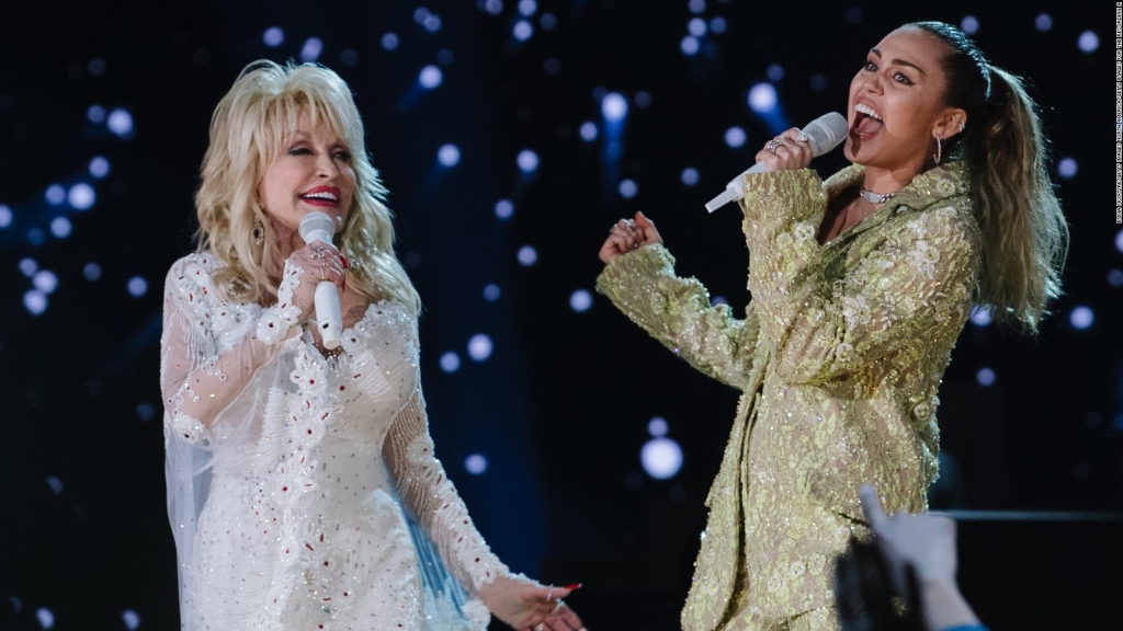 Prohíben canción de Miley Cyrus y Dolly Parton en distrito escolar de Wisconsin