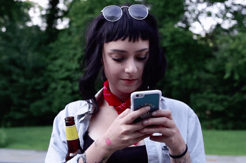 mujer disfrutando de las nuevas actualizaciones que llegaron a los grupos de WhatsApp.- Blog Hola Telcel
