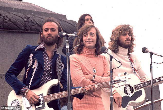 Legends: The Bee Gees han vendido más de 120 millones de discos en todo el mundo, lo que los convierte en uno de los artistas más vendidos en la historia de la música.