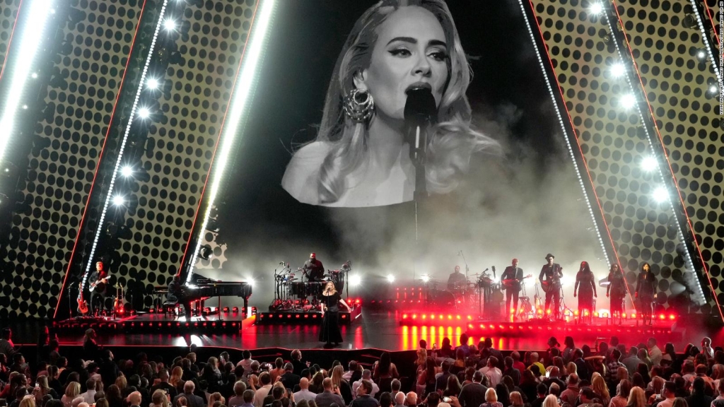 Mexicano regala peluche del Dr. Simi a Adele durante concierto