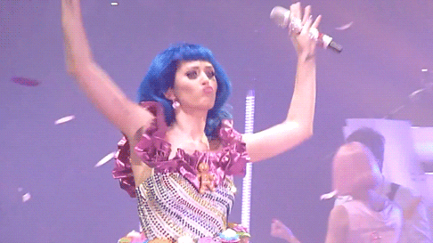 katy perry bailando de felicidad con su percepción de la realidad alterada por la música.- Blog Hola Telcel