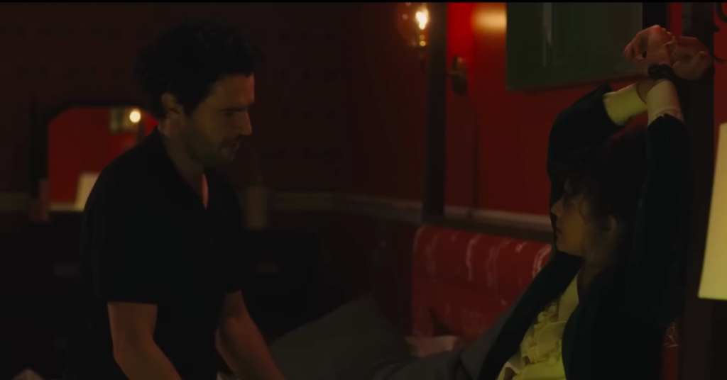 Así luce Margaret Qualley en la comedia oscura "Sanctuary"