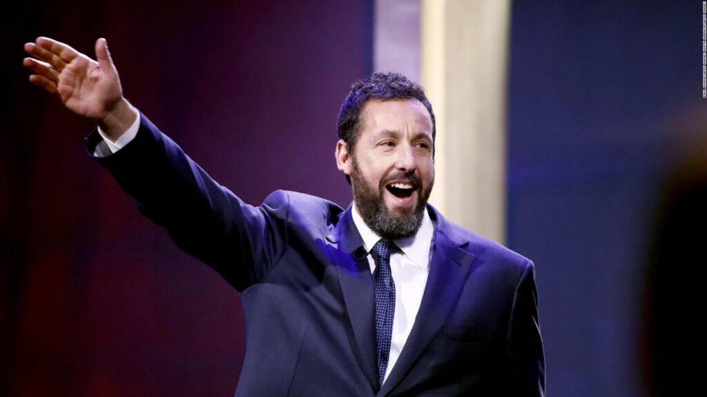 Adam Sandler es destacado por colegas y amigos como uno de los grandes de la comedia