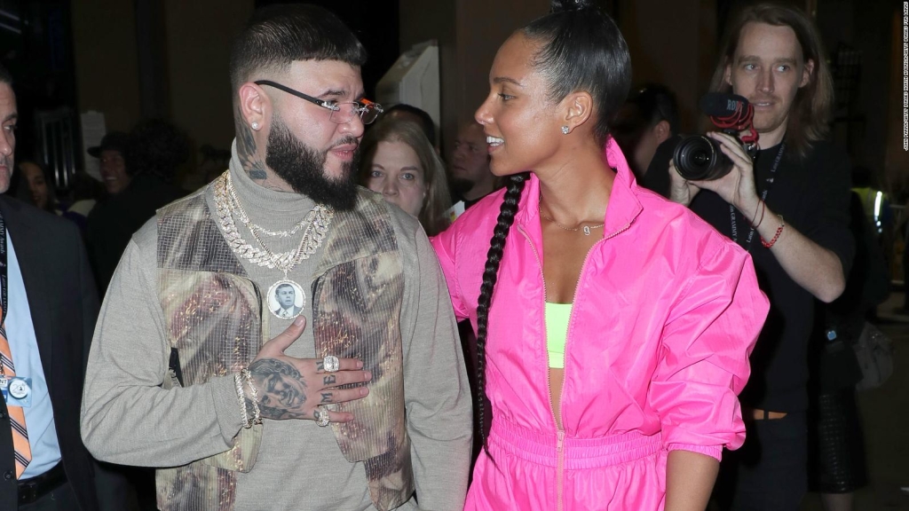 Farruko le enseña a Alicia Keys algunas palabras en español