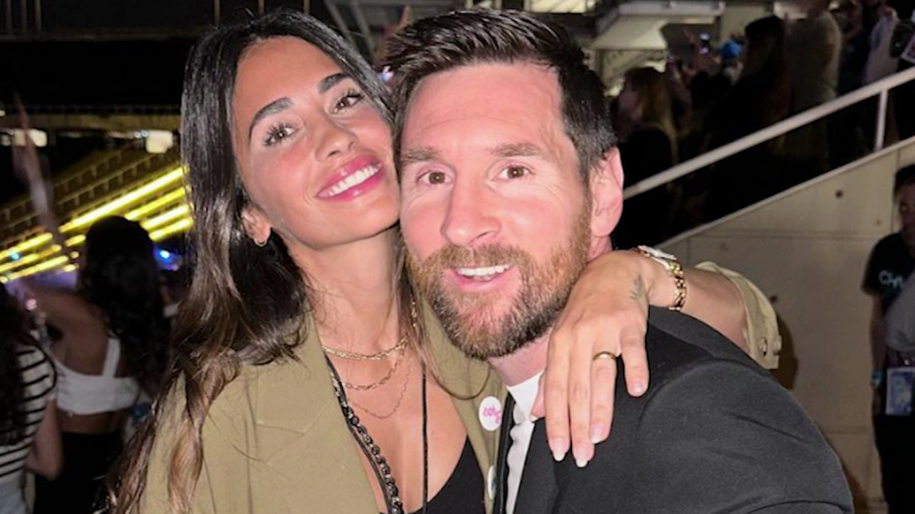 Messi atrae la atención de todos en recital de Coldplay