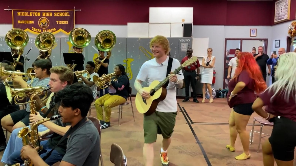 Reacción de alumnos al ver a Ed Sheeran en un ensayo de banda