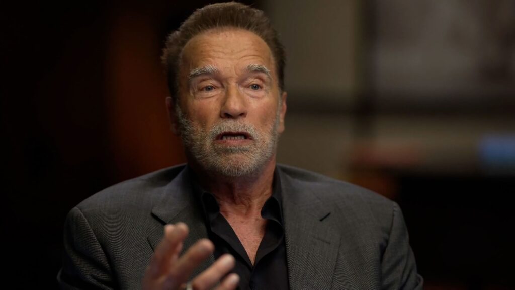 Arnold Schwarzenegger dice que su padre fue uno de los millones de personas "absorbidas por un sistema de odio" mediante mentiras