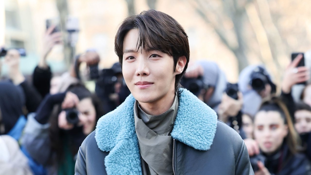 J-Hope asiste a la Semana de la Moda de París el 21 de enero de 2023 en París, Francia. (Crédito: Jacopo Raule/GC Images/Getty Images)