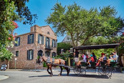 Turistas en un paseo en coche de caballos en Charleston, en Carolina del Sur.