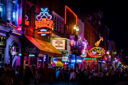 En la zona de Lower Broadway se concentran muchos de los locales de música country en Nashville (Tennessee).