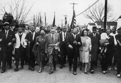 Martin Luther King y su esposa Coretta Scott King encabezan la marcha por los derechos civiles entre las ciudades de Selma y Montgomery, en el Estado de Alabama, el 7 de marzo de 1965.