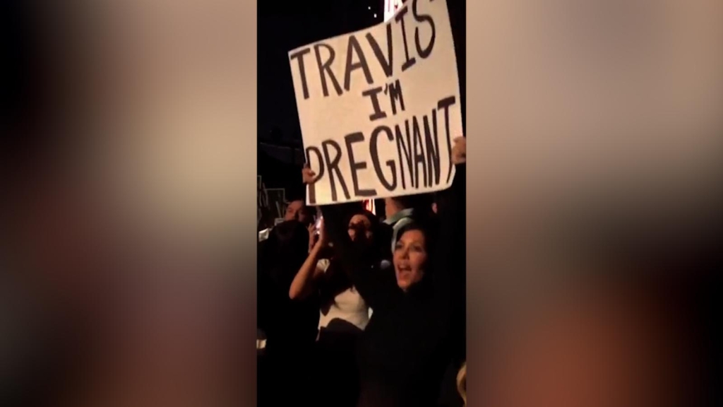 Kourtney Kardashian reveló así su embarazo en pleno concierto