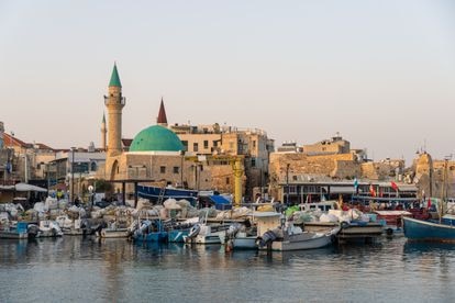Vista del puerto de Acre y, al fondo, la silueta de la mezquita de Al-Jazzar.