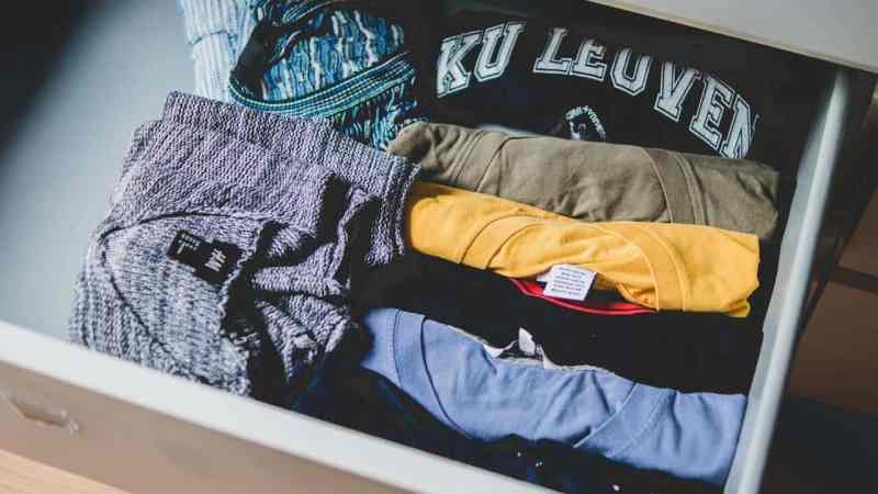 ¿Por qué es importante guardar ropa en los cambios de estación?