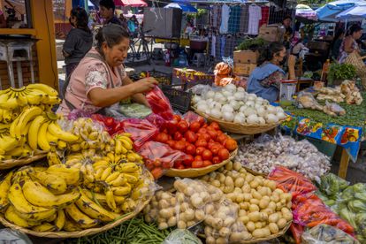 Puesto en el mercado indígena en el pueblo de Zaachila, cerca de la ciudad de Oaxaca, México.