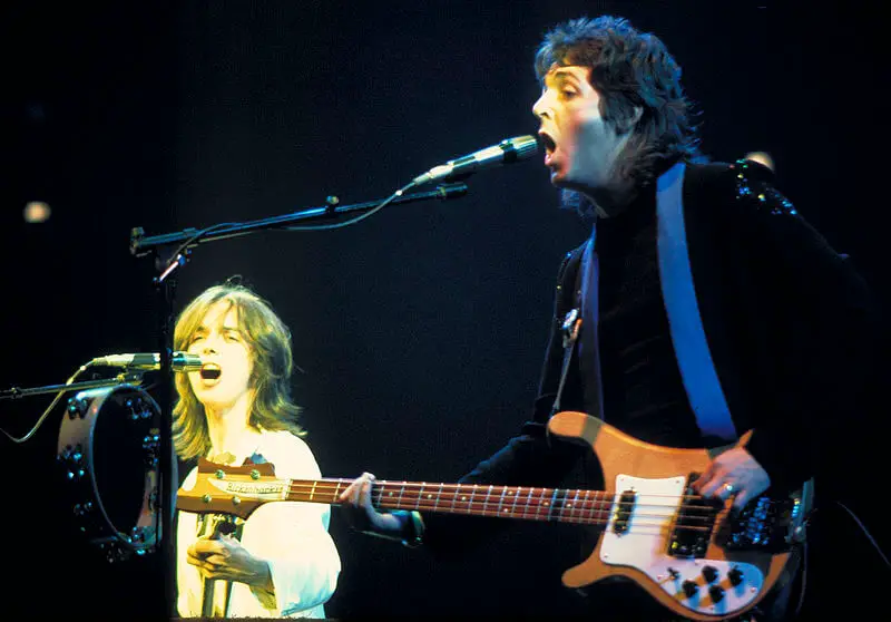 800px Paul McCartney with Jimmy McCulloch Wings 1976