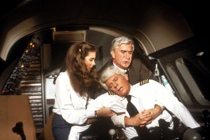 Julie Hagerty, Peter Graves y Leslie Nielsen en 'Aterriza como puedas'.