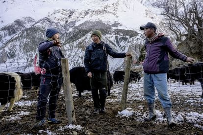 Rinzin Phunjok Lama se reúne con unos ganaderos de Humla. Su labor pasa por involucrar a la población local en el cuidado de la biodiversidad.