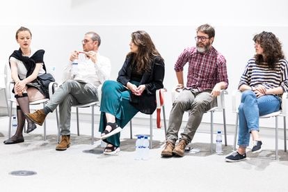 Un grupo de periodistas ucranianos comparten impresiones con periodistas de EL PAÍS. 