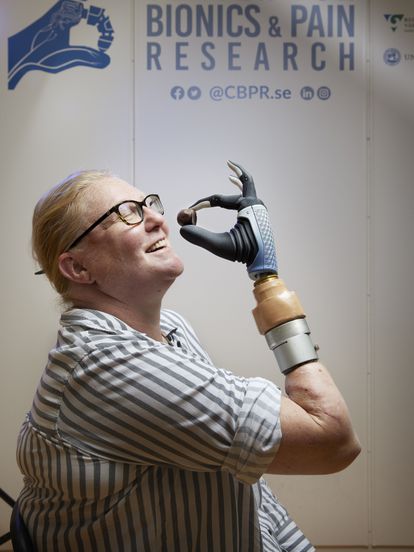Karin con una mano biónica conectada directamente a su sistema neuromusculoesquelético, en el Centro de Investigación en Biónica y Dolor, en Gotemburgo, Suecia.