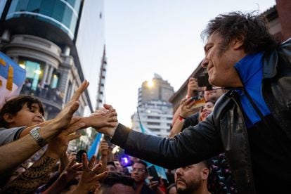 Javier Milei saluda a sus seguidores durante el cierre de campaña en Córdoba, Argentina, el pasado 16 de noviembre.