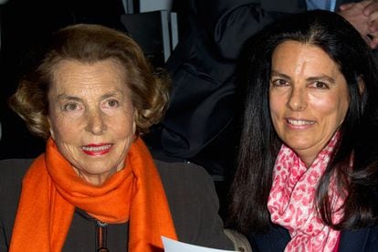 Liliane Bettencourt y Francoise Bettencourt, en el desfile de alta costura de Giorgio Armani en París en 2012.