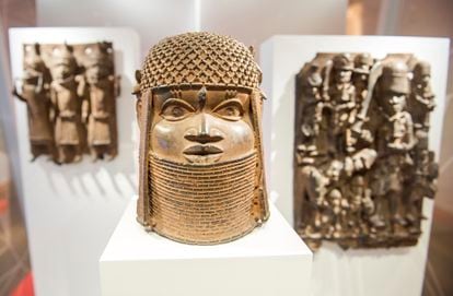 Tres de los bronces de Benín que se exponen en el Museo de Artes Plásticas de Hamburgo (Alemania) y que fueron devueltos a Nigeria.