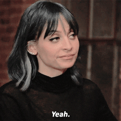 artista sentada en una entrevista con el semblante serio diciendo que sí, algunos artistas han tenido el nombre de sus canciones para encajar más en las tendencias de TikTok.- Blog Hola Telcel