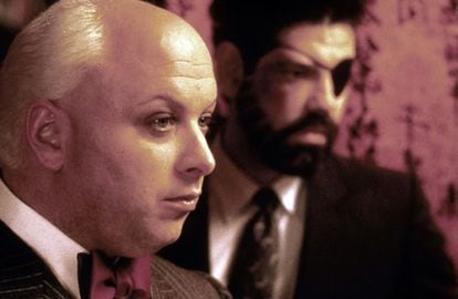 Divine, más divino que nunca, haciendo de jefe del hampa en la ciudad imaginaria de Rain City, en la película 'Inquietudes'.