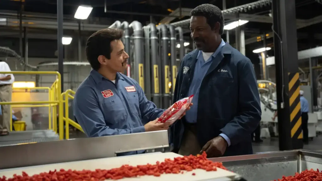 Jesse Garcia y Dennis Haysbert en Flamin Hot La historia de los Cheetos picantes