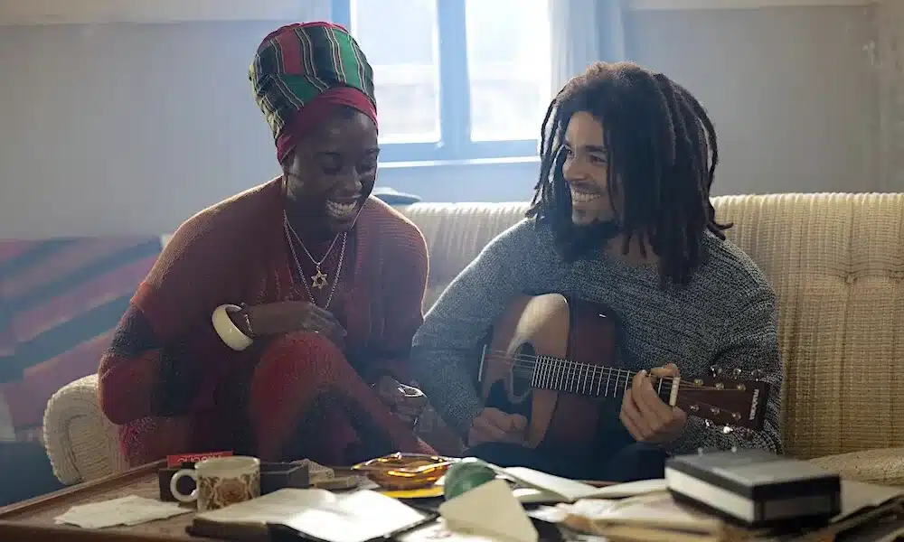 Bob Marley: One Love, banda sonora y todas las canciones que suenan en el biopic 4 Kingsley Ben-Adir y Lashana Lynch en Bob Marley One Love