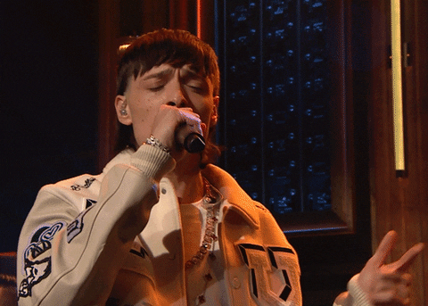 Peso Pluma cantando en un programa de televisión en los Estados Unidos antes de ser uno de los ganadores de los Grammy 2024.- Blog Hola Telcel