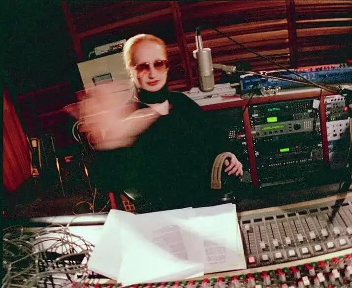 Mina en su estudio de grabación