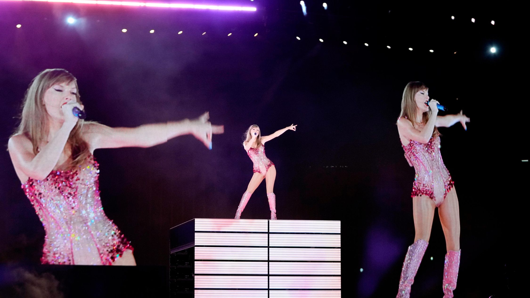 Taylor Swift realizando el 'Eras Tour' en Buenos Aires, Argentina, el jueves. (Crédito: Natacha Pisarenko/AP)