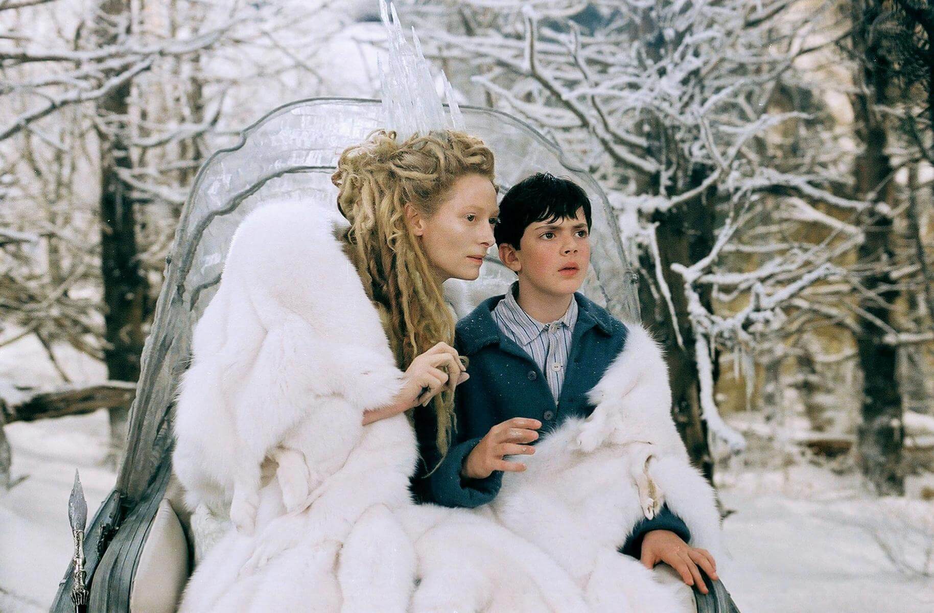 Tilda Swinton con Skandar Keynes en Las Crónicas de Narnia El león, la bruja y el armario