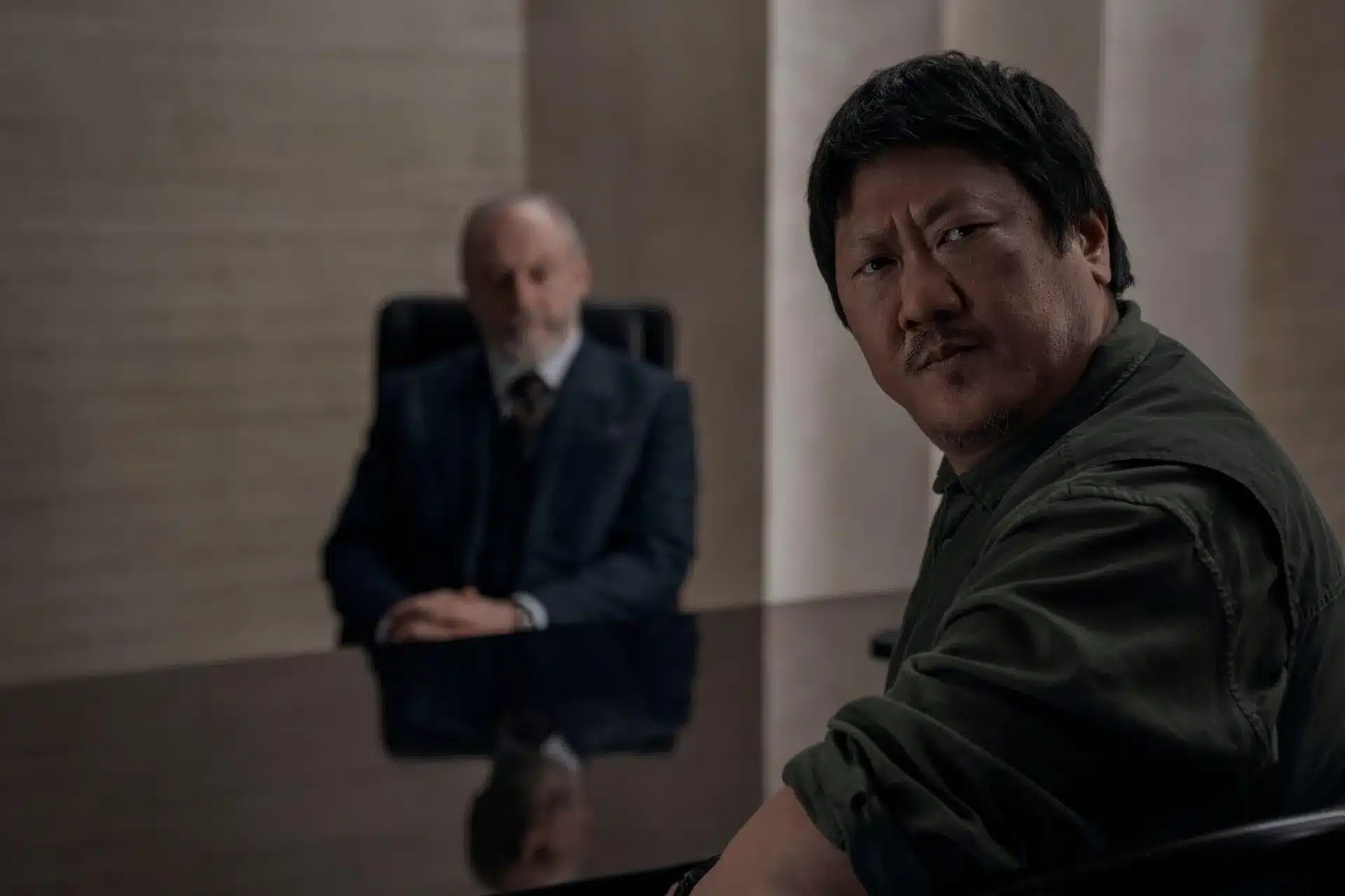 Liam Cunningham y Benedict Wong en El problema de los 3 cuerpos