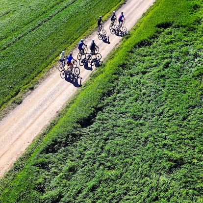 Abril de 2024 - Reportaje sobre rutas cilistas por Girona - ©Francis Tsang    ----PIEFOTO----    La comarca de Girona, conocida por tener puertos de montaña, llanuras y distintos desniveles, es el lugar ideal para la práctica y entrenamiento del ciclismo tanto profesional como amateur.