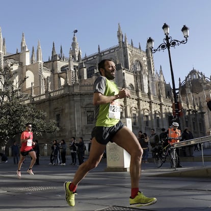 Medio Maratón de Sevilla, enero de 2019. ©Getpica     ----PIEFOTO----    Isaac Rosa, durante el medio maratón de Sevilla en enero de 2019. Ha pasado los últimos 19 años corriendo.