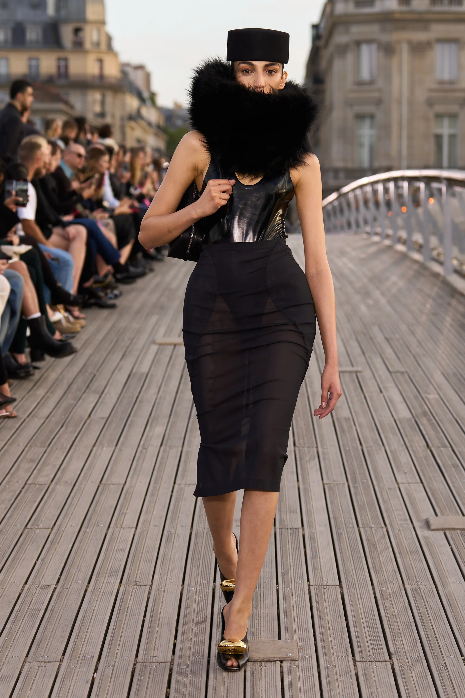 bolso con forma bowling en Alaïa primaveraverano 2024.