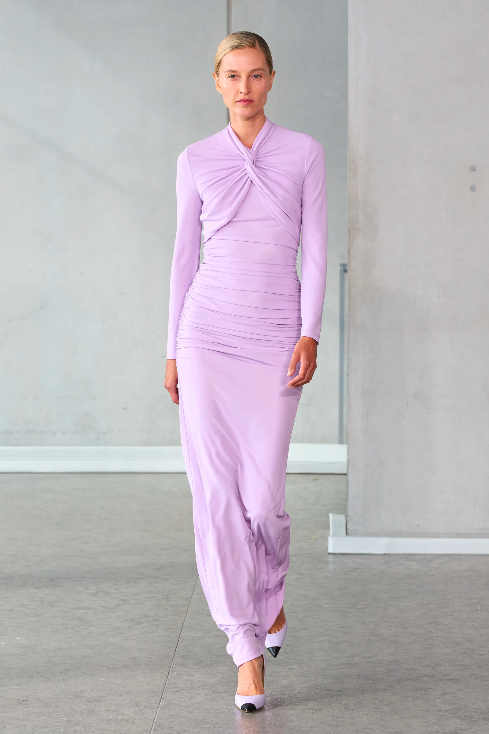malva un color en tendencia de Carolina Herrera primavera verano 2024.